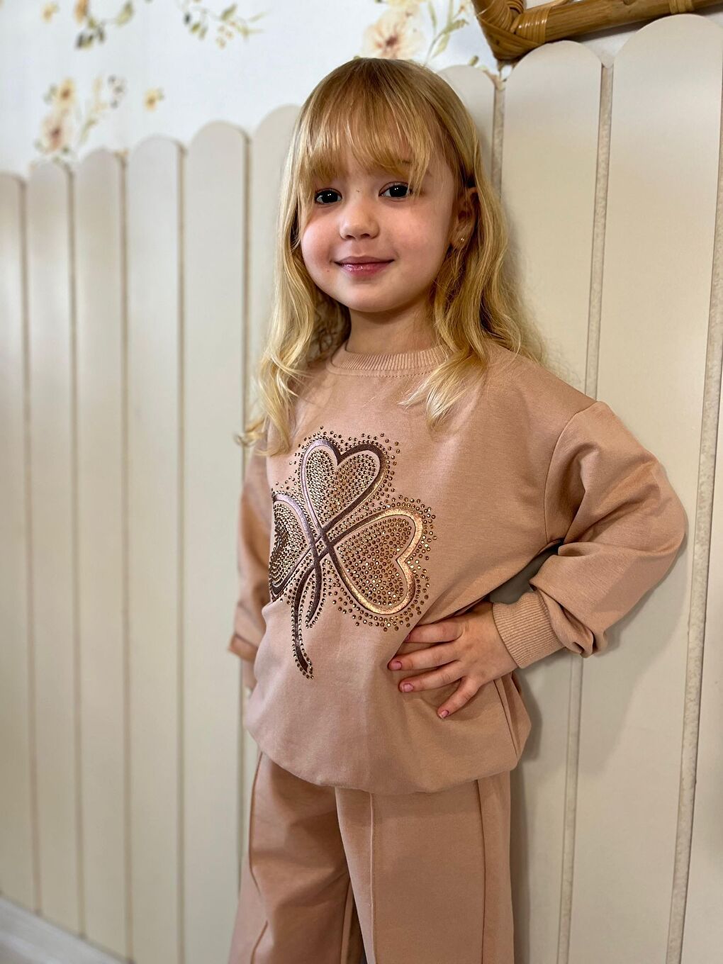 Kız Çocuk Kalpli Yonca Desenli Takım Bej-1