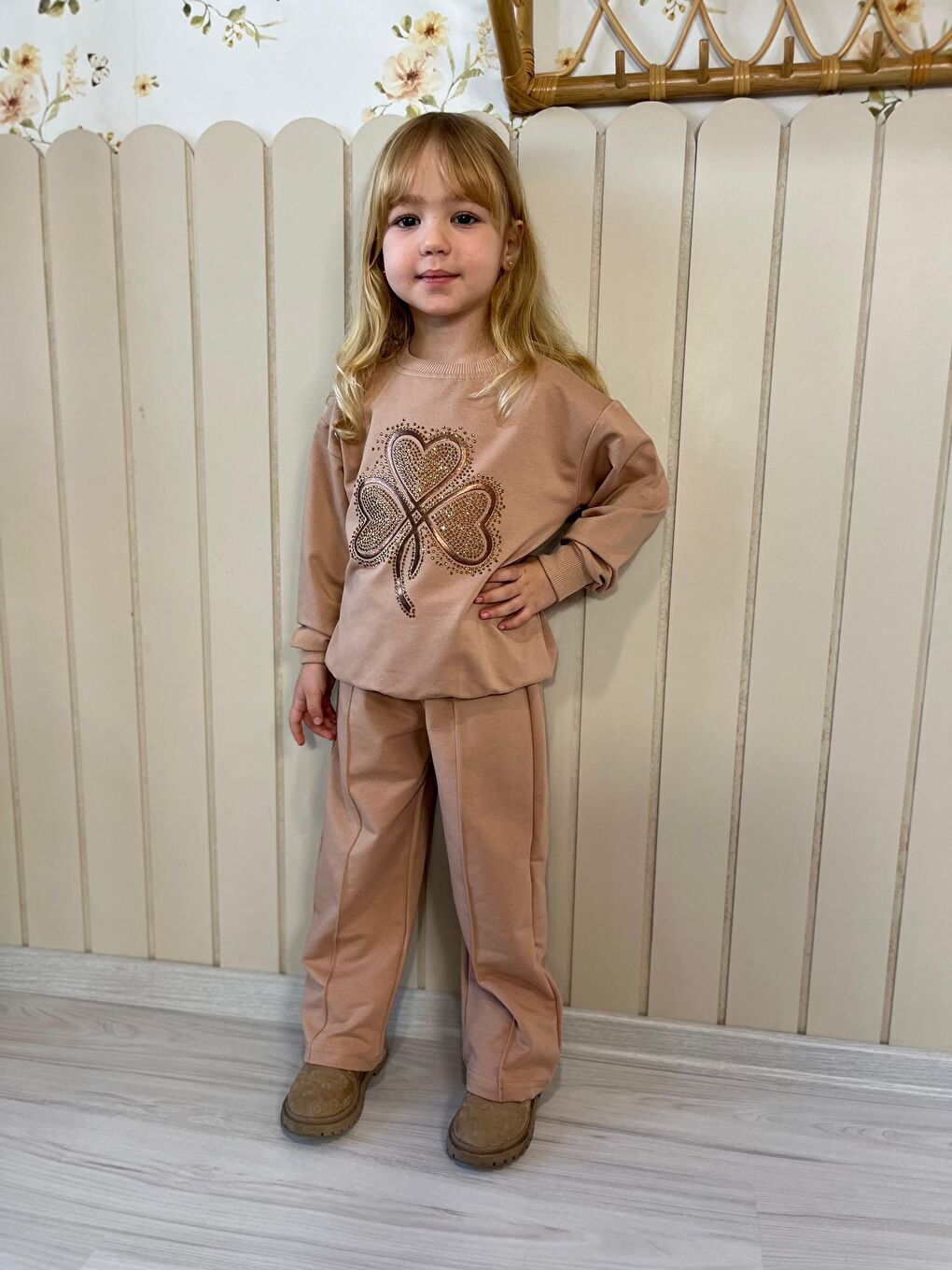 Kız Çocuk Kalpli Yonca Desenli Takım Bej-2