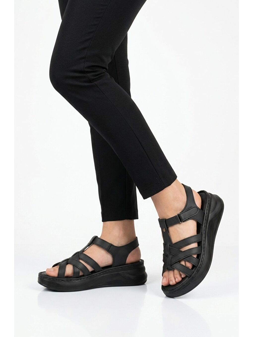Siyah Yumuşak Tabanlı Kadın Topuklu Sandalet 492113 Z