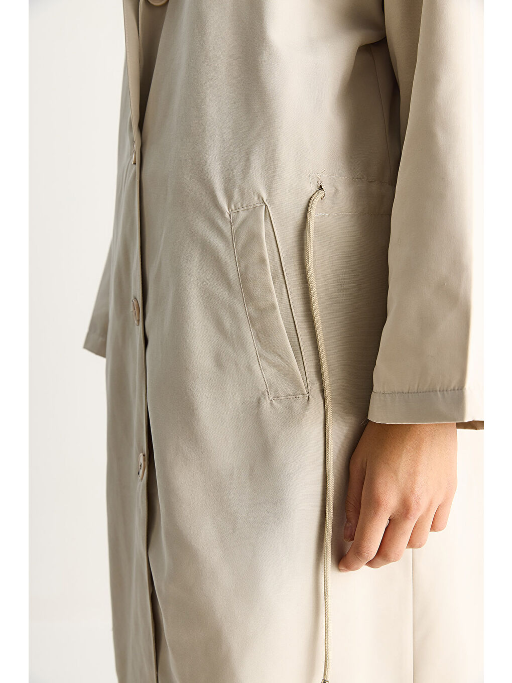 Bej Kadın Kapüşonlu Astarlı Cep Detaylı Orta Boy Mevsimlik Trençkot-6