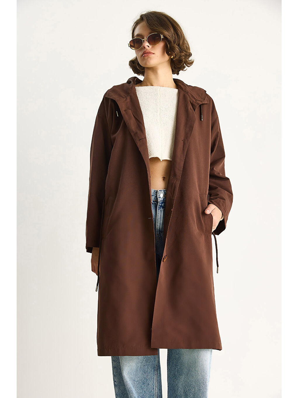 Kahverengi Kadın Kapüşonlu Astarlı Cep Detaylı Orta Boy Mevsimlik Trençkot-2