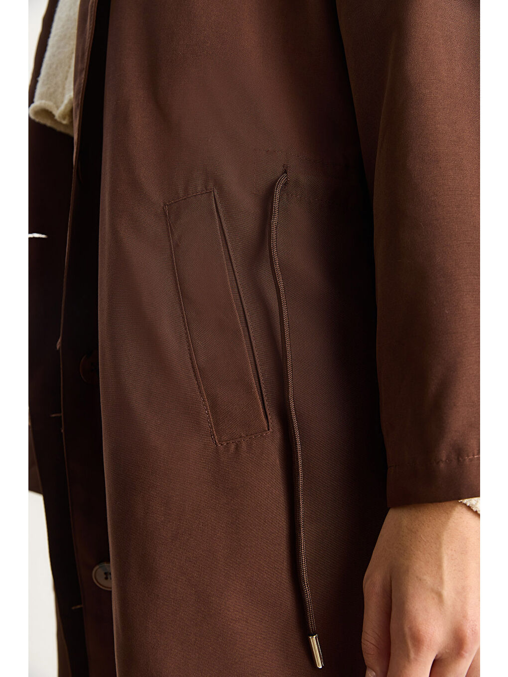 Kahverengi Kadın Kapüşonlu Astarlı Cep Detaylı Orta Boy Mevsimlik Trençkot-5