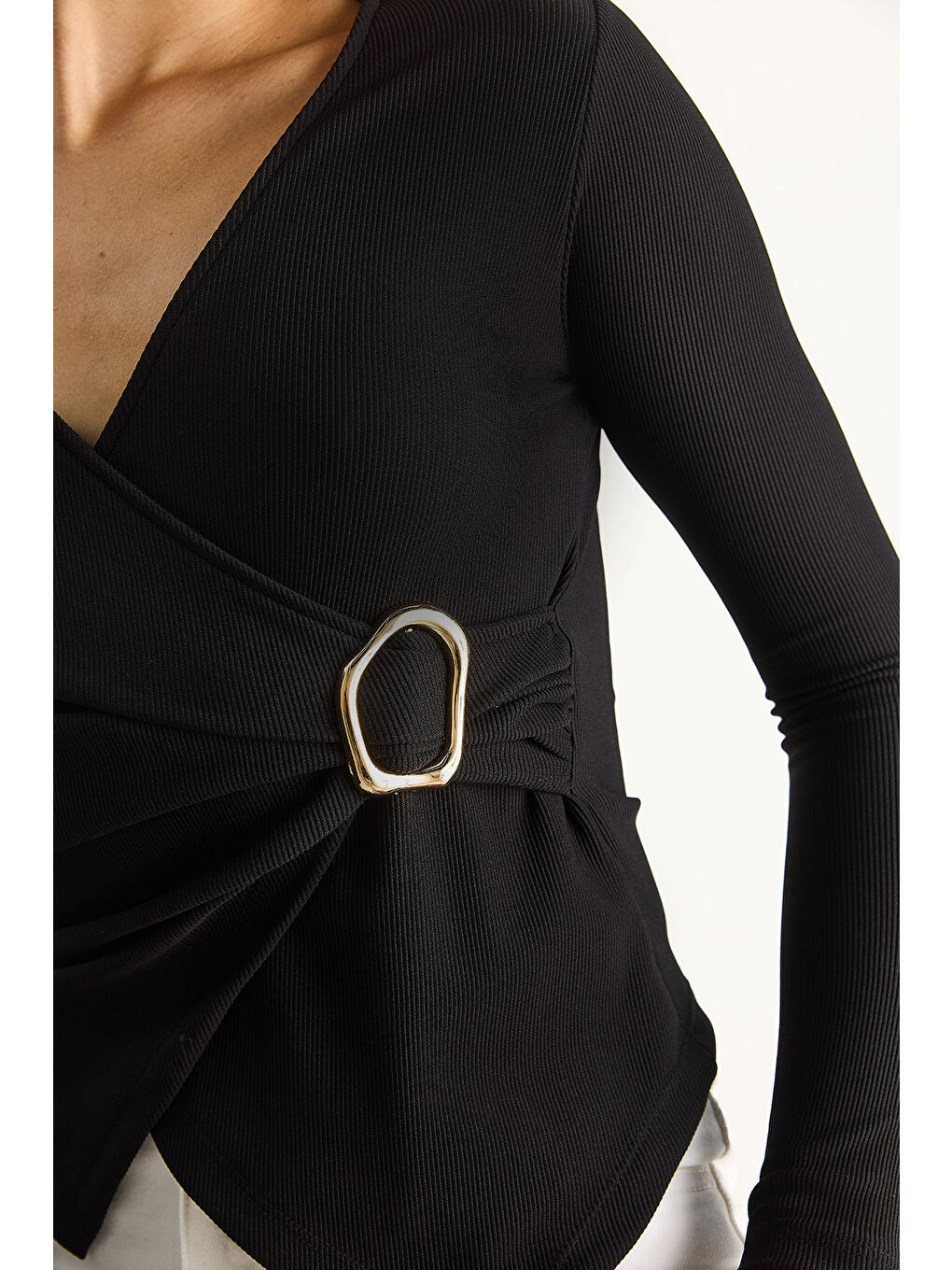 Siyah Kadın Kruvaze Yaka Gold Toka Detaylı Uzun Kollu Bluz-4