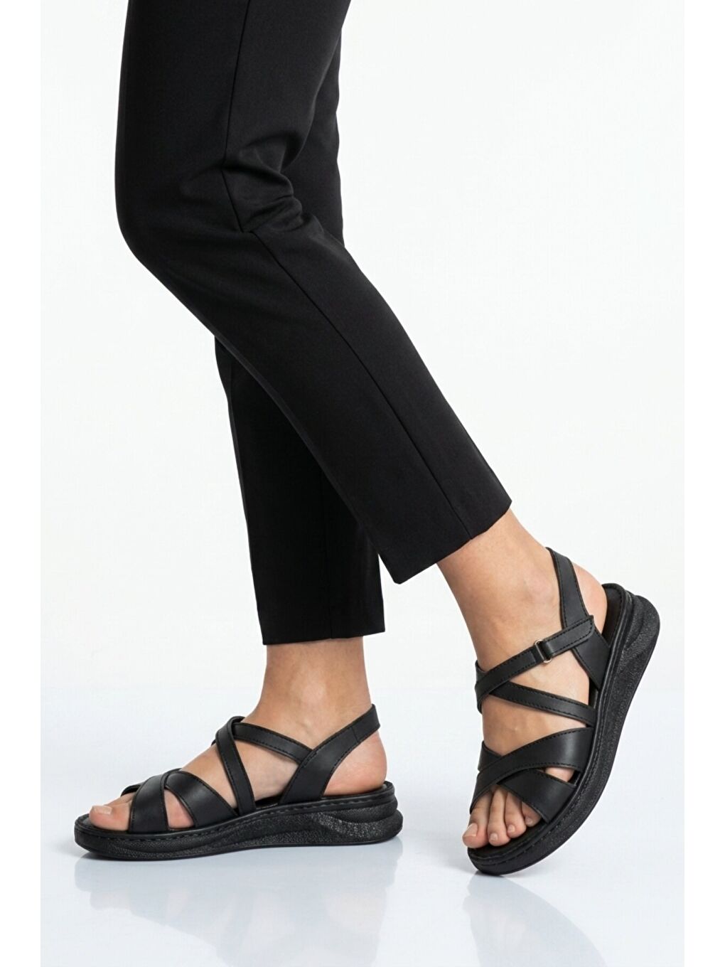 Siyah Hafif Yumuşak Tabanlı Cırtlı Kadın Sandalet 492142 Z