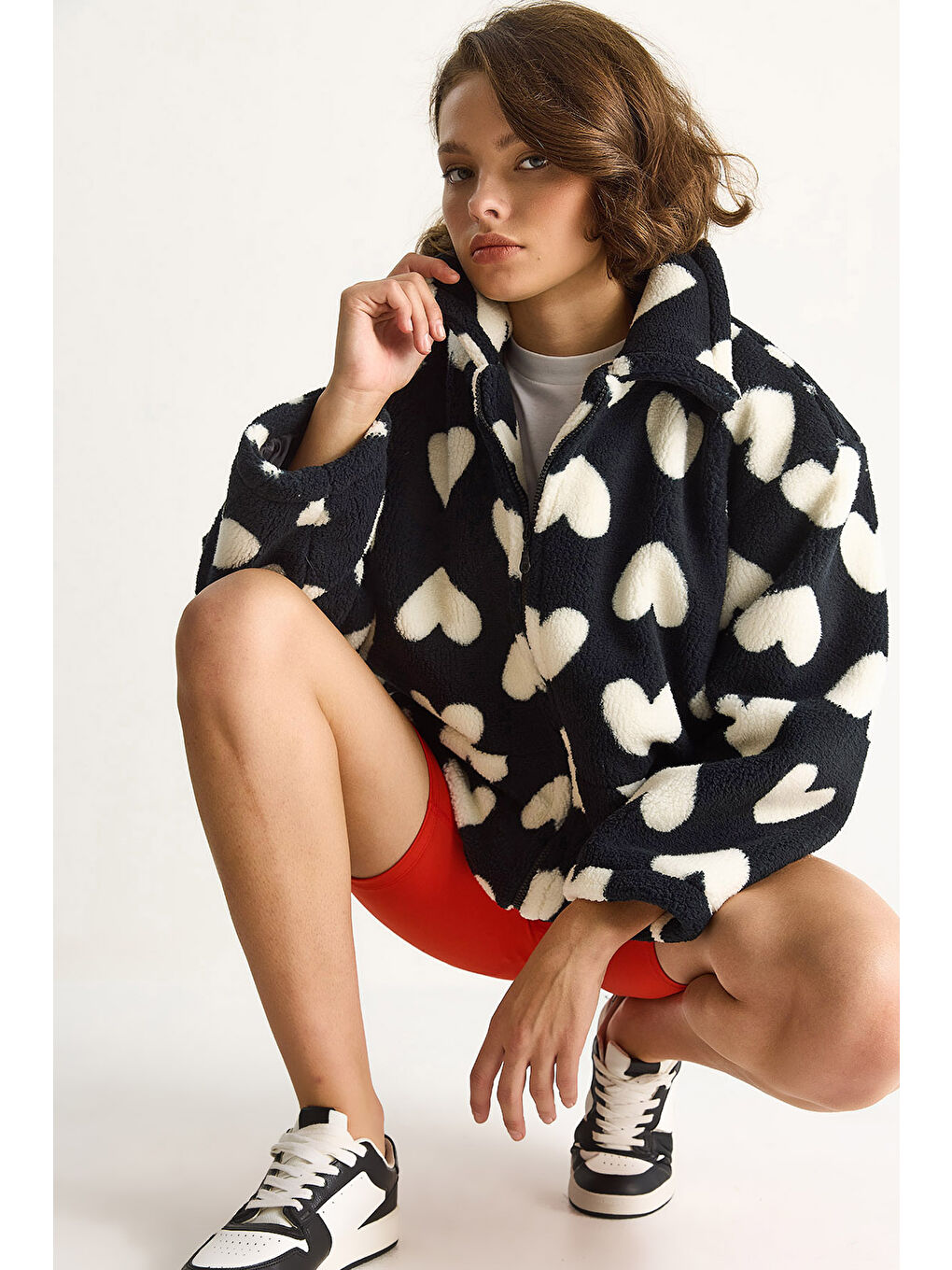 Siyah Kadın Kalpli Dik Yaka Cep Detaylı Astarlı Oversize Pelüş Mont