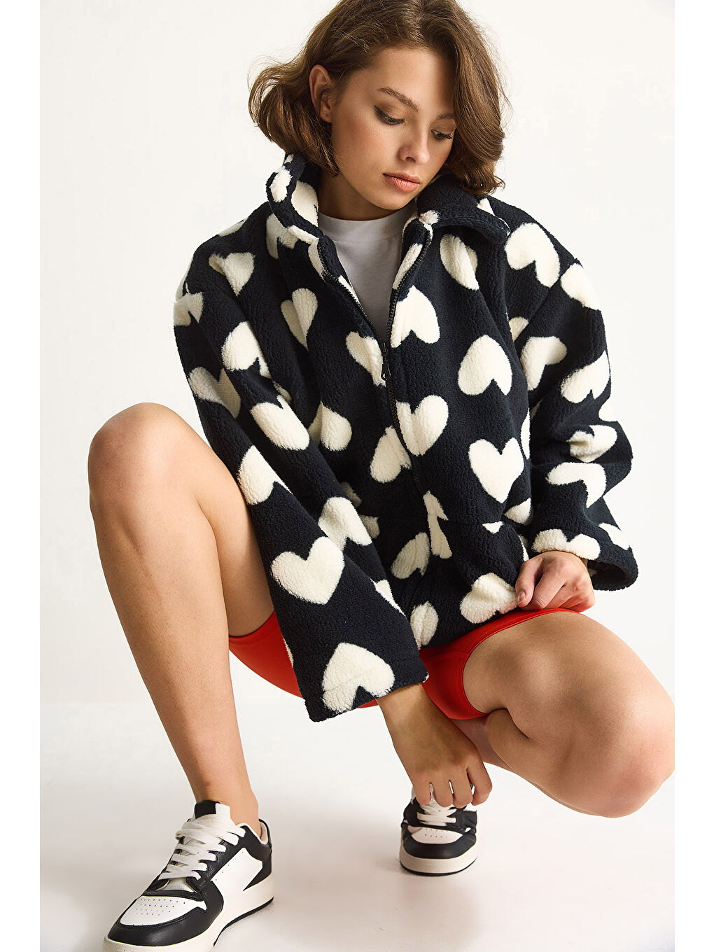 Siyah Kadın Kalpli Dik Yaka Cep Detaylı Astarlı Oversize Pelüş Mont-1