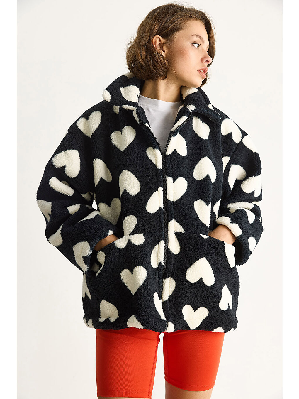 Siyah Kadın Kalpli Dik Yaka Cep Detaylı Astarlı Oversize Pelüş Mont-3