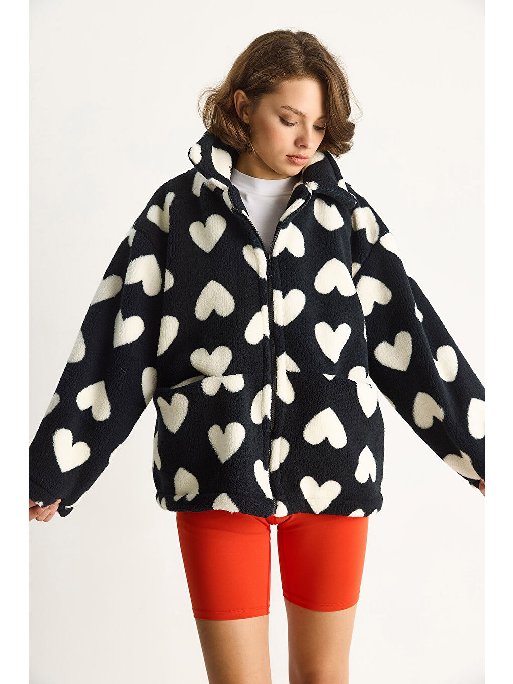 Siyah Kadın Kalpli Dik Yaka Cep Detaylı Astarlı Oversize Pelüş Mont-4