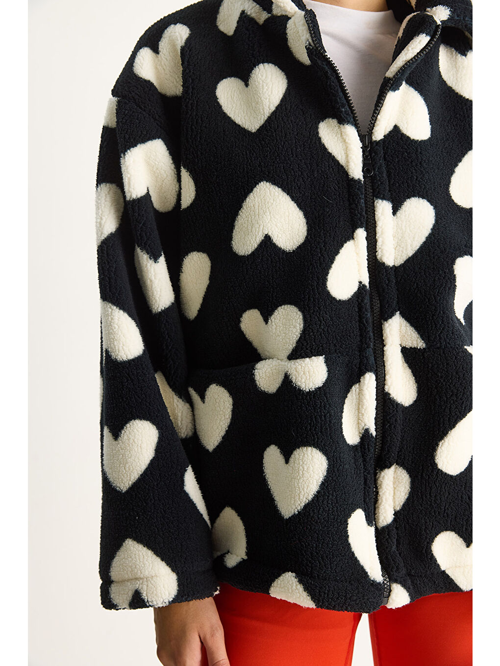 Siyah Kadın Kalpli Dik Yaka Cep Detaylı Astarlı Oversize Pelüş Mont-5