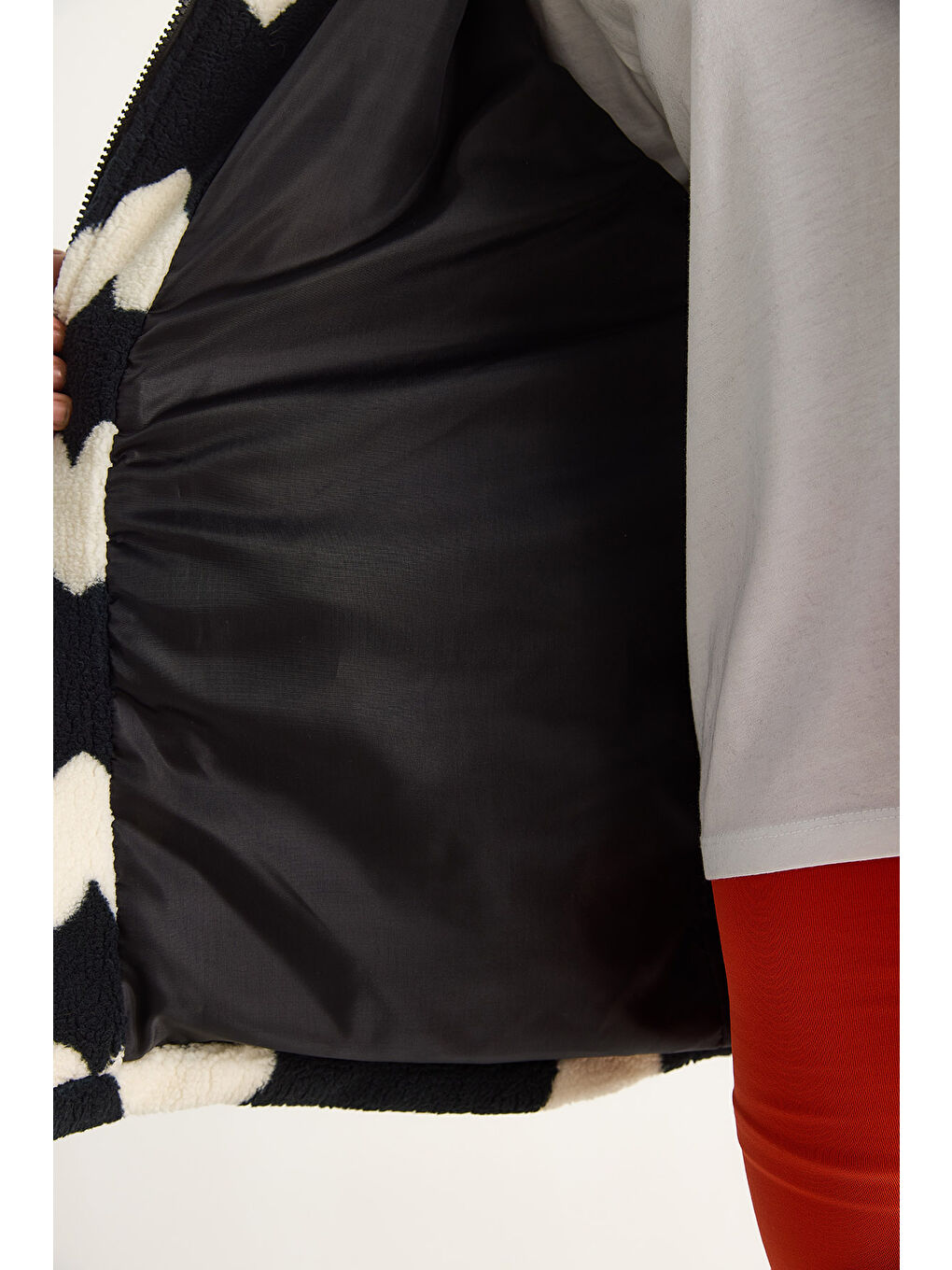 Siyah Kadın Kalpli Dik Yaka Cep Detaylı Astarlı Oversize Pelüş Mont-6