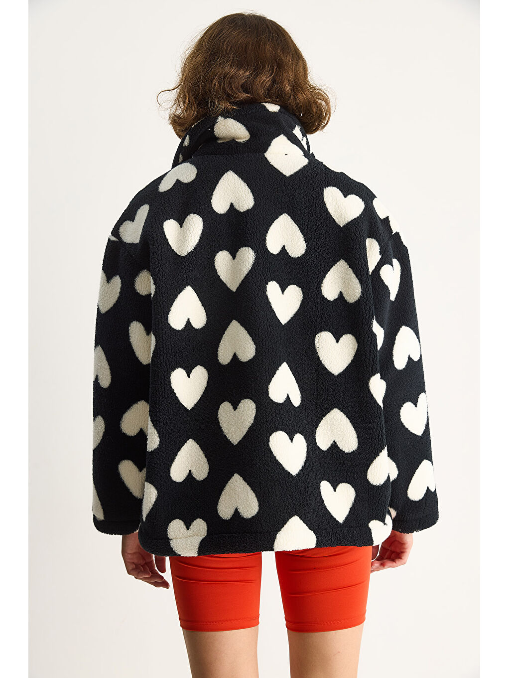 Siyah Kadın Kalpli Dik Yaka Cep Detaylı Astarlı Oversize Pelüş Mont-7