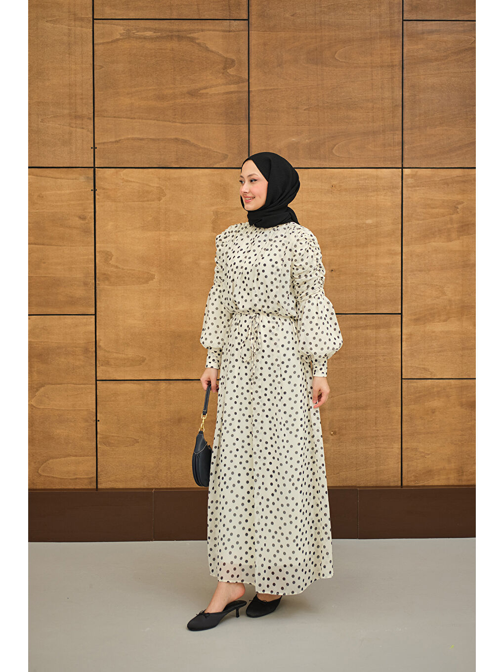 Kadın Kolları Büzgülü Bel Bağlamalı Puantiyeli Elbise Beyaz-2