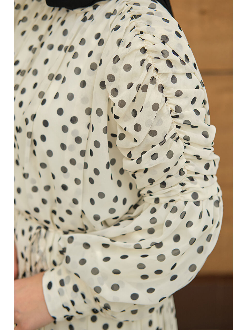 Kadın Kolları Büzgülü Bel Bağlamalı Puantiyeli Elbise Beyaz-4