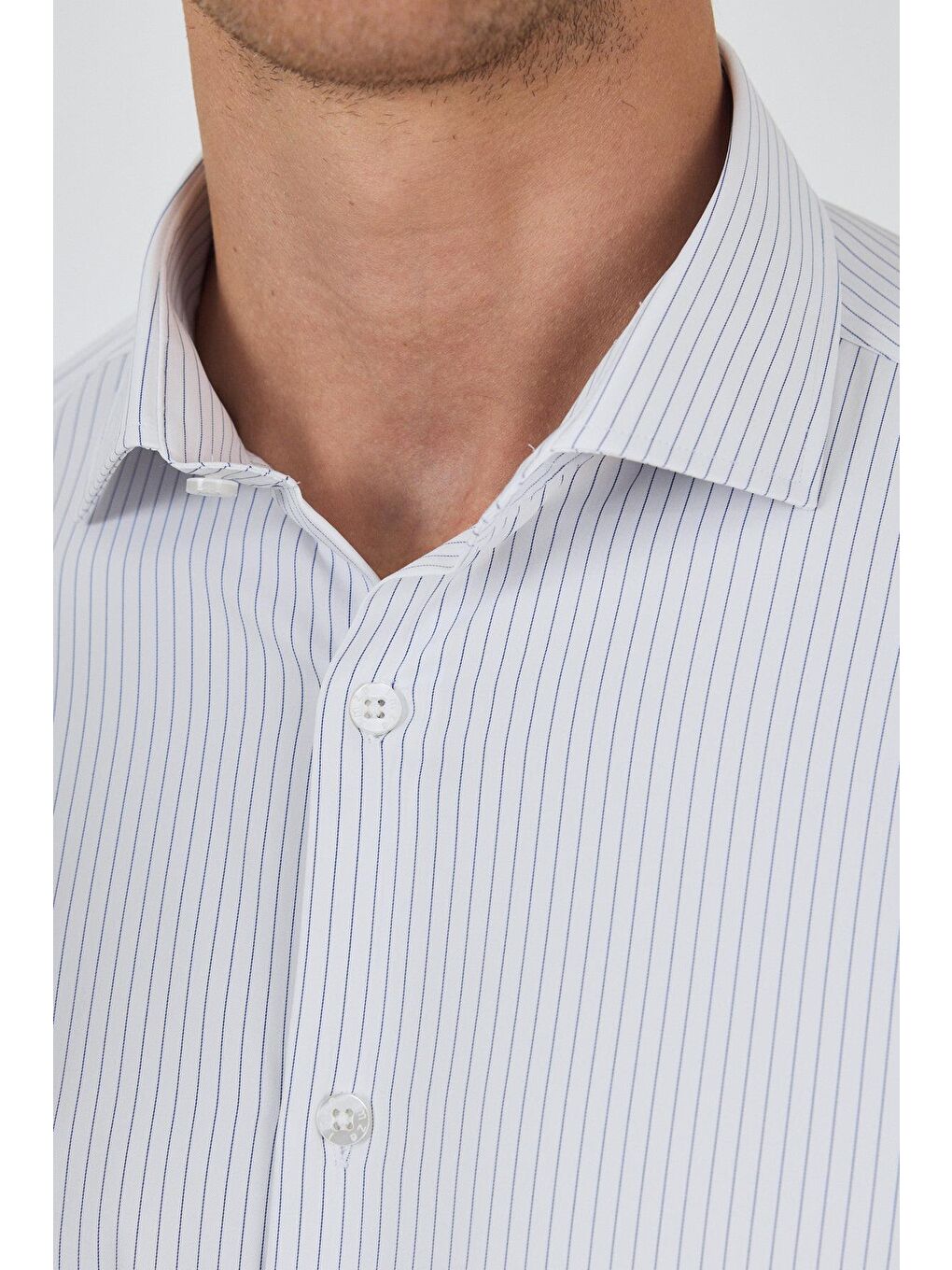 Beyaz Uzun Kol Çizgili Desen Bez Ayağı İtalyan Yaka Cepsiz Esnek Classic Slim Fit Gömlek 1004250202-3