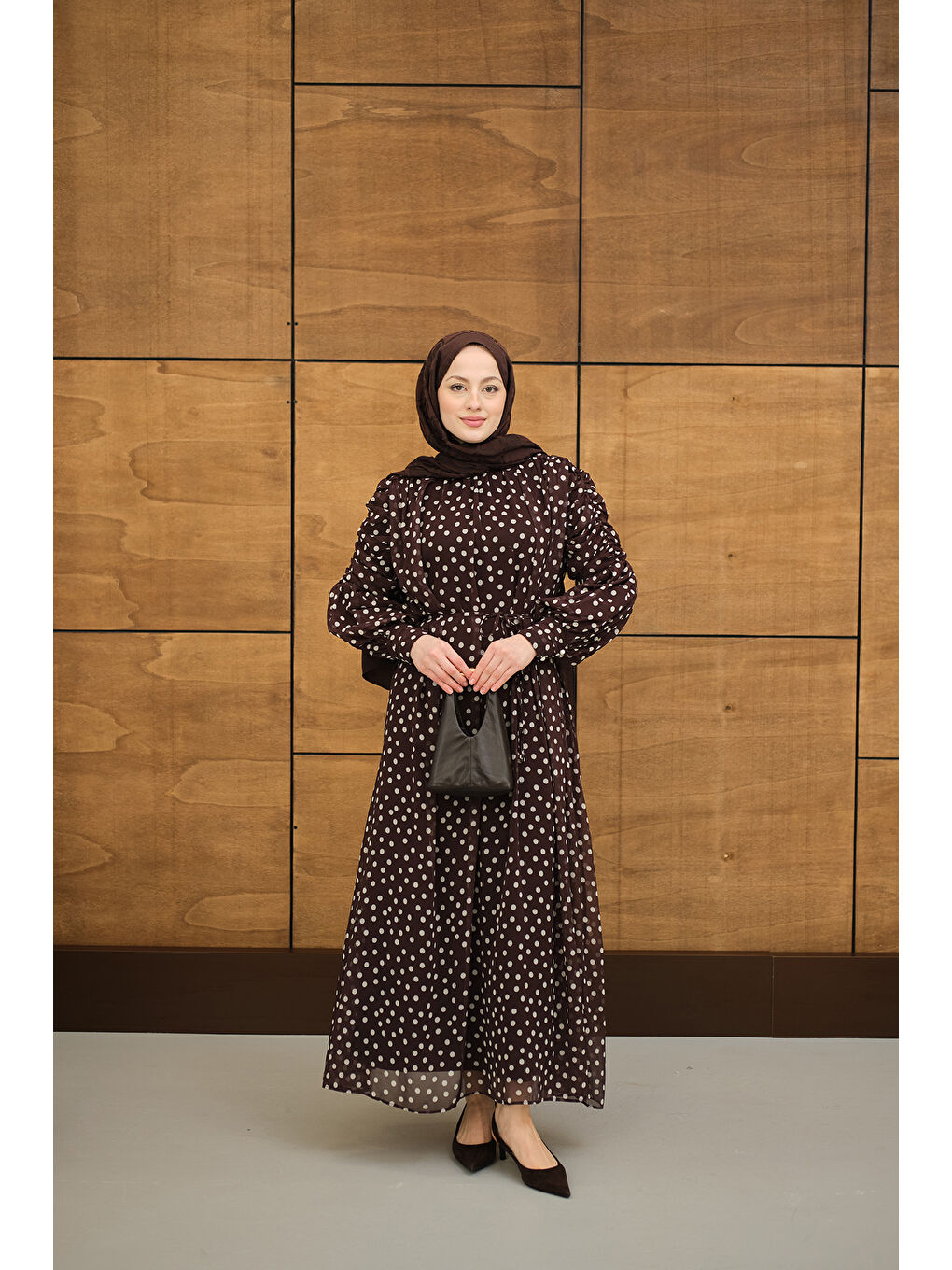 Kadın Kolları Büzgülü Bel Bağlamalı Puantiyeli Elbise Kahverengi-2