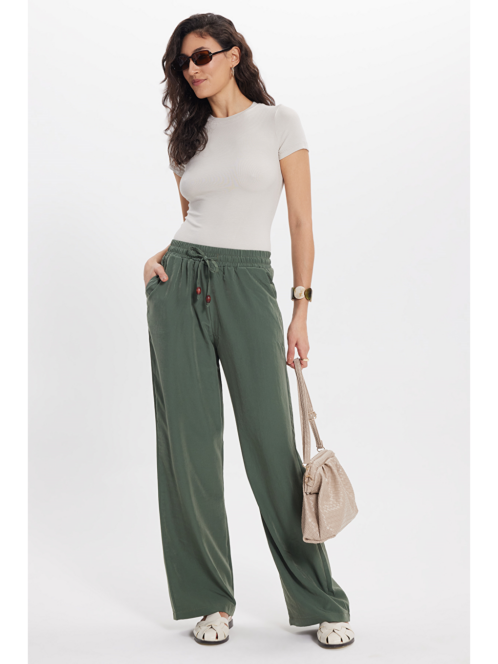 Kadın Relax Fit Rahat Kesim Beli Bağcıklı Lastikli Düğme Detaylı Çift Cepli Haki Pantolon-6