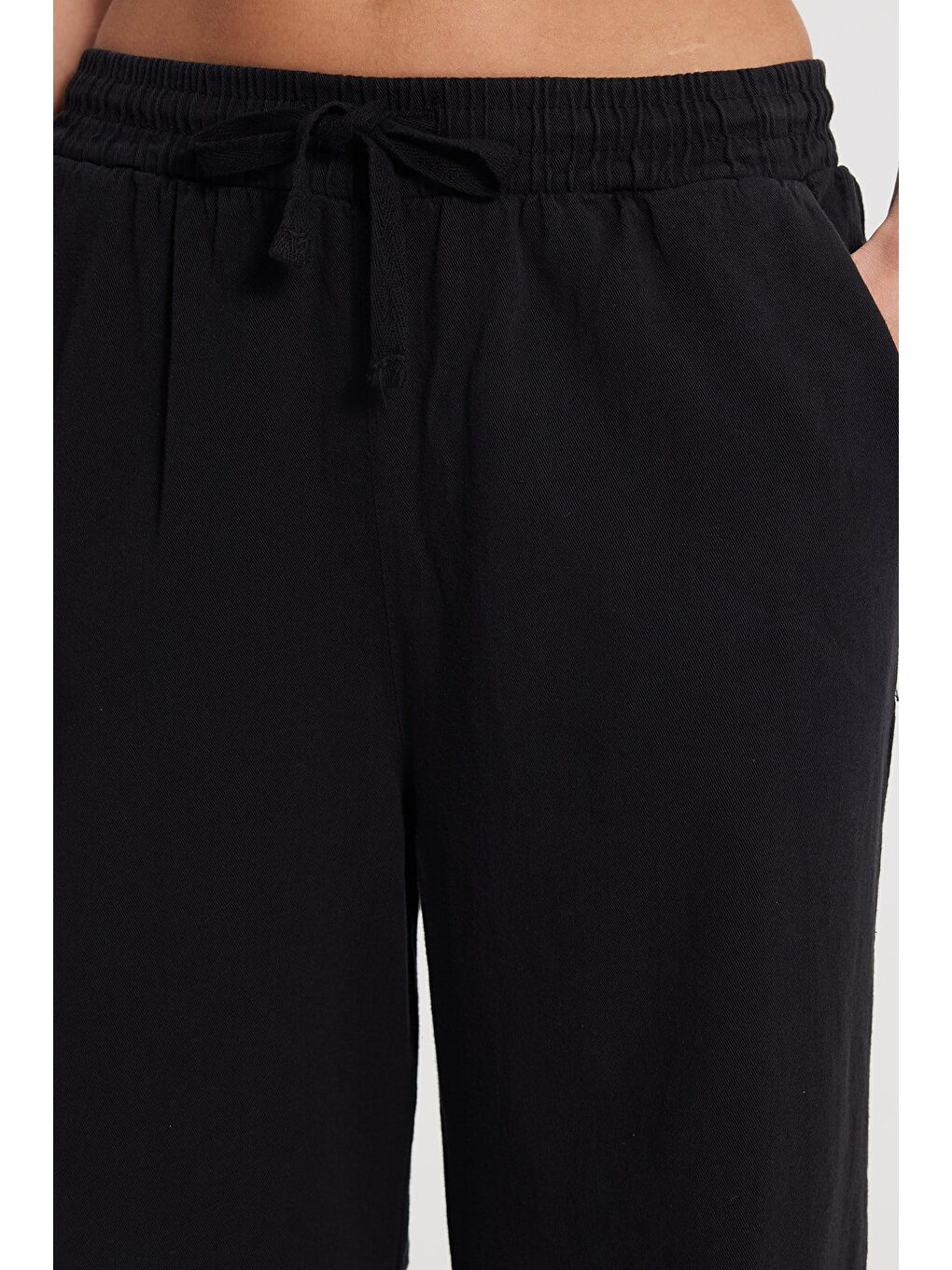 Kadın Relax Fit Rahat Kesim %100 Pamuk Beli Bağcıklı Lastikli Çift Cepli Siyah Pantolon-3