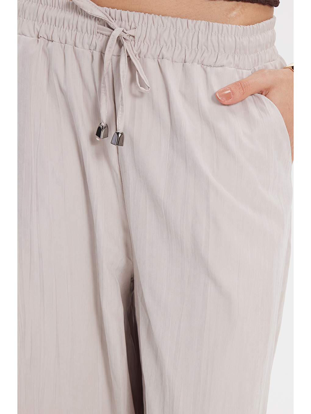 Kadın Relax Fit Rahat Kesim Beli Bağcıklı Lastikli Yumuşak Dokulu Çift Cepli Bej Pantolon-4