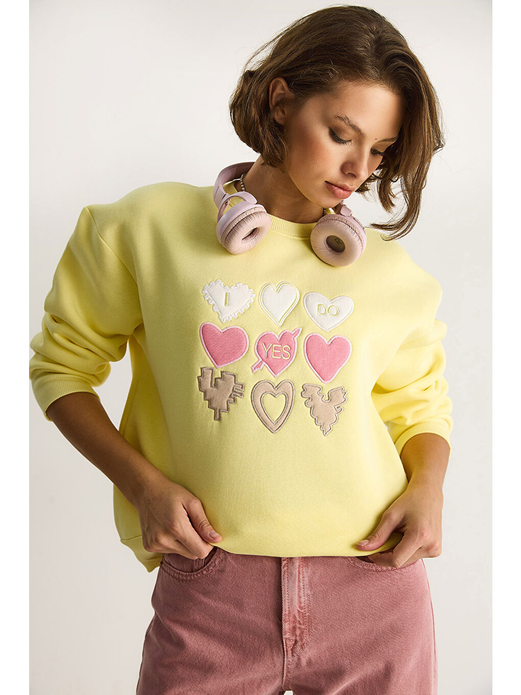 Gri Kadın Bisiklet Yaka Kalp Nakışlı Şardonlu Üç İplik Sweatshirt-1