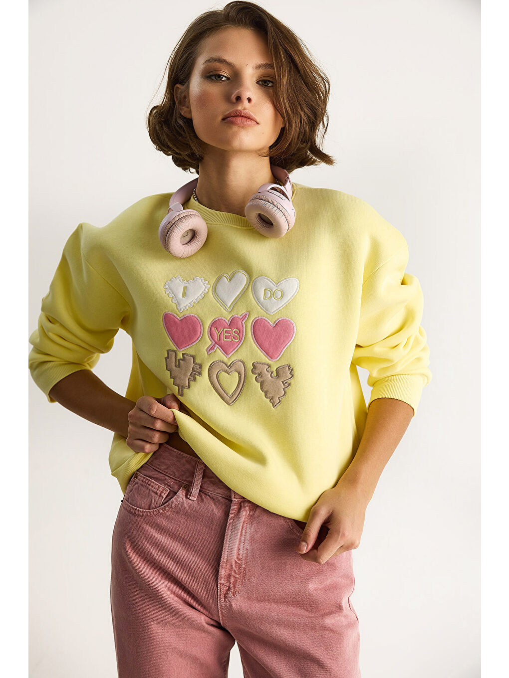 Gri Kadın Bisiklet Yaka Kalp Nakışlı Şardonlu Üç İplik Sweatshirt-2