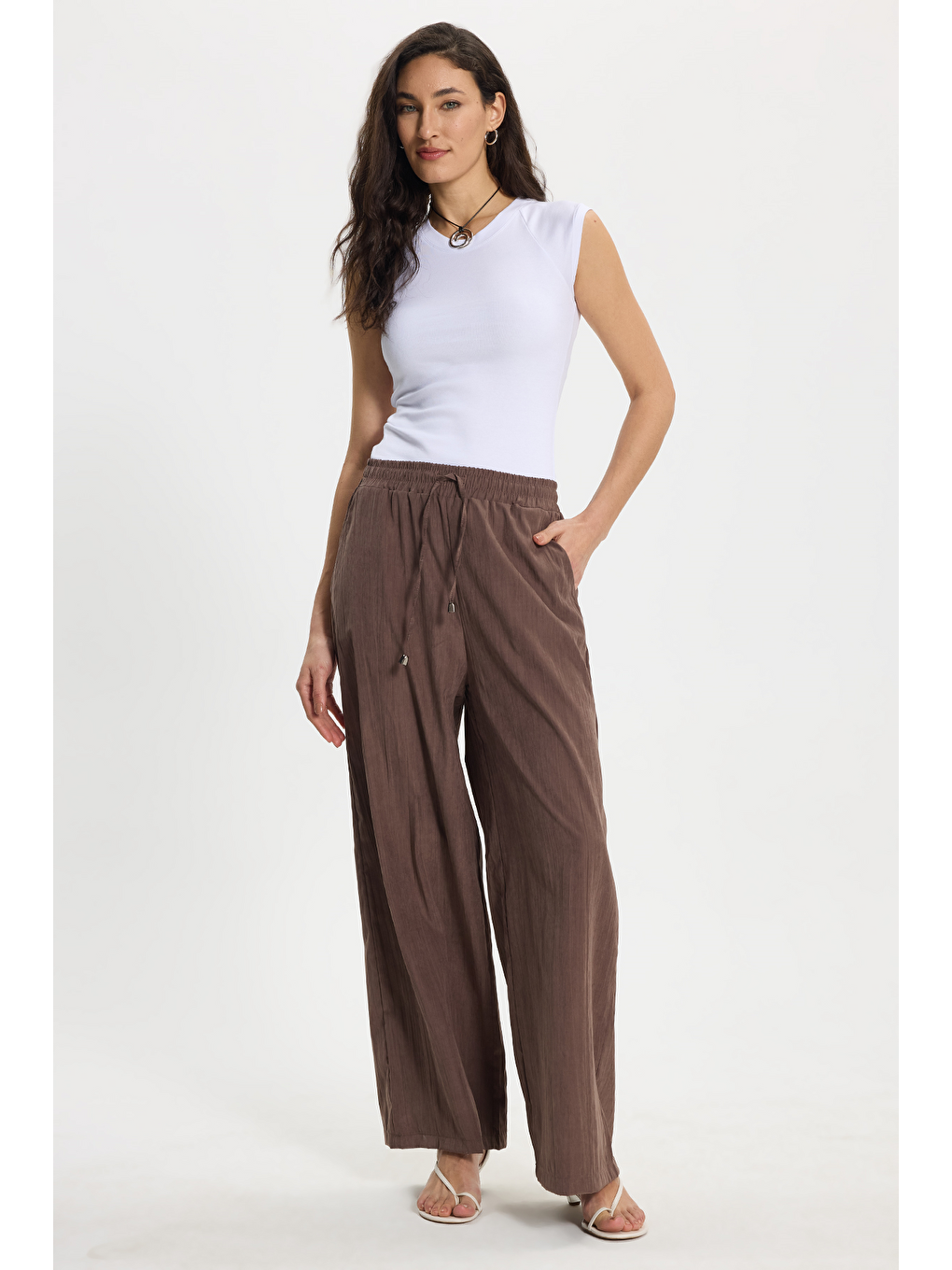 Kadın Relax Fit Rahat Kesim Beli Bağcıklı Lastikli Yumuşak Dokulu Çift Cepli Kahverengi Pantolon
