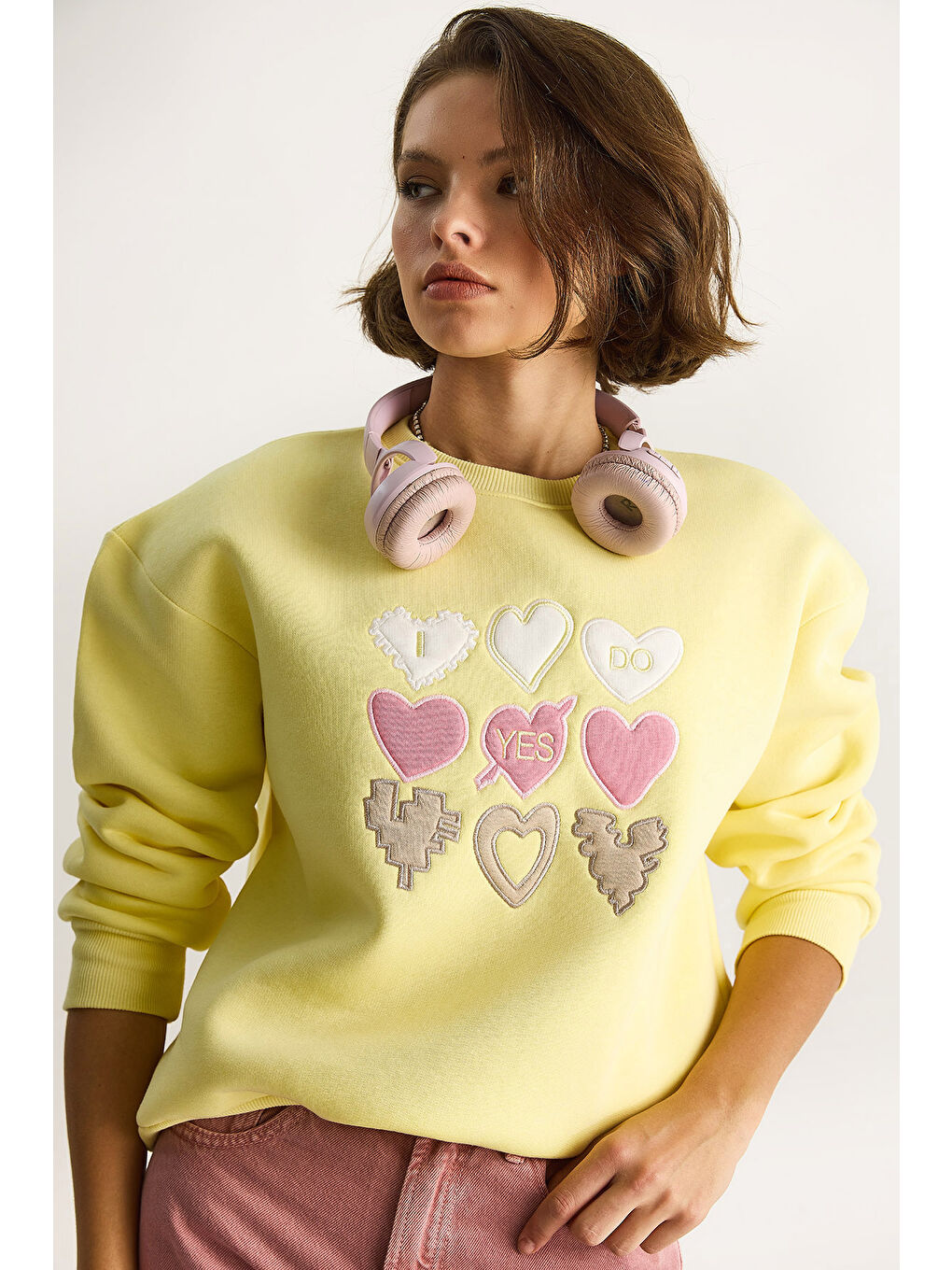 Gri Kadın Bisiklet Yaka Kalp Nakışlı Şardonlu Üç İplik Sweatshirt-3