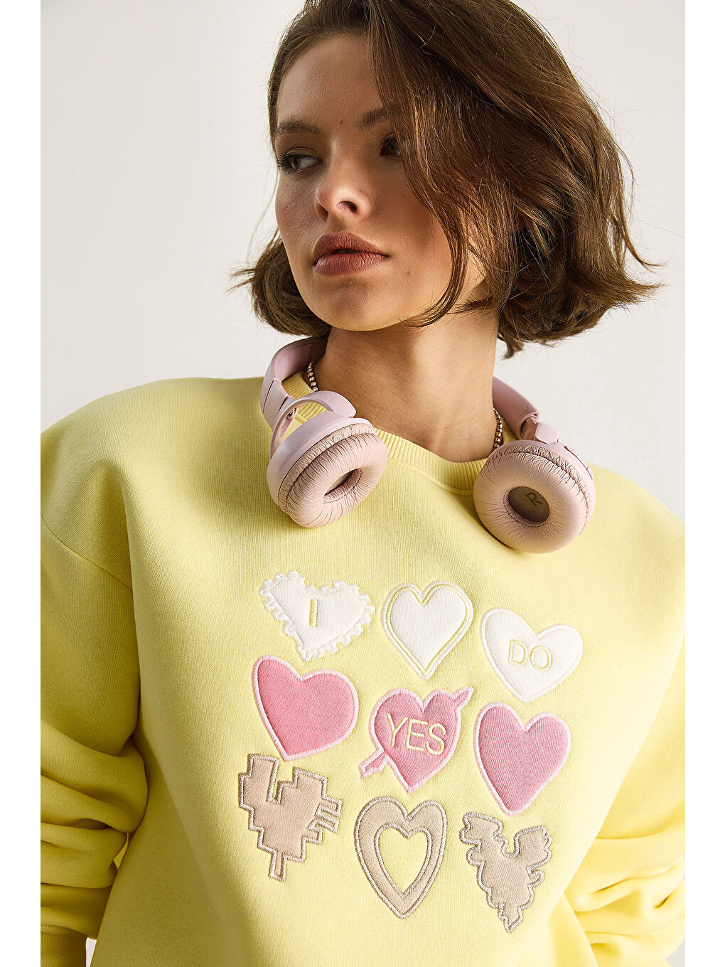 Gri Kadın Bisiklet Yaka Kalp Nakışlı Şardonlu Üç İplik Sweatshirt-4