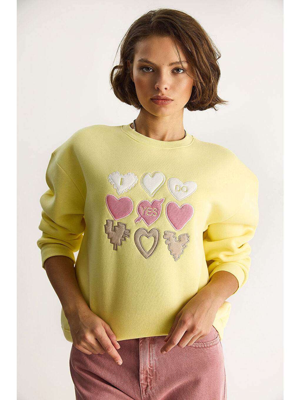 Gri Kadın Bisiklet Yaka Kalp Nakışlı Şardonlu Üç İplik Sweatshirt-5