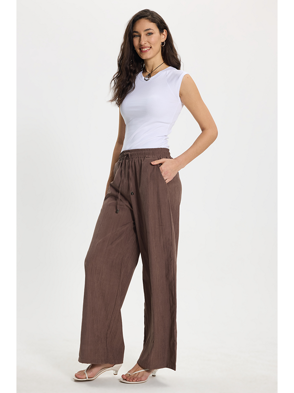 Kadın Relax Fit Rahat Kesim Beli Bağcıklı Lastikli Yumuşak Dokulu Çift Cepli Kahverengi Pantolon-2