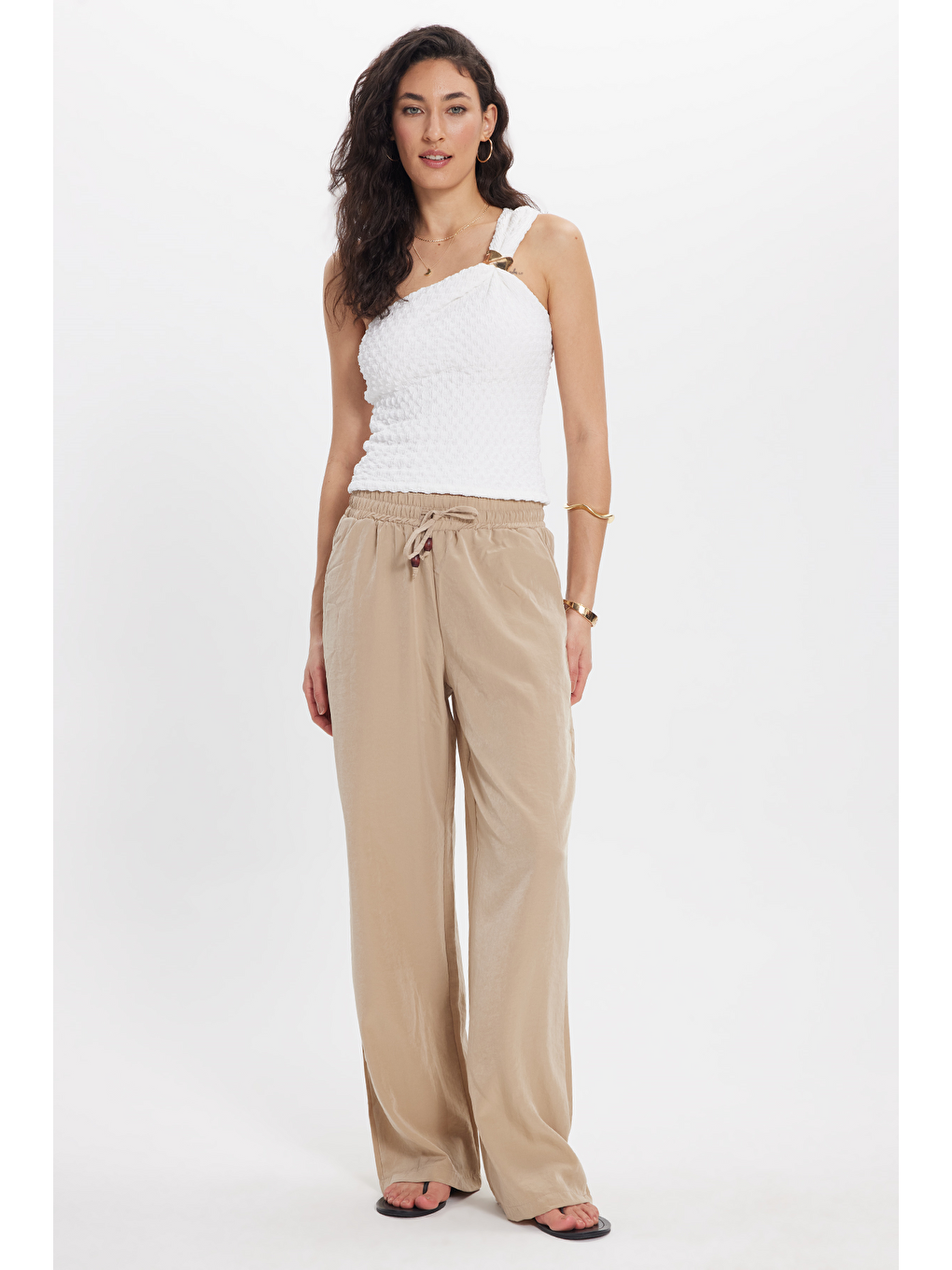 Kadın Relax Fit Rahat Kesim Beli Bağcıklı Lastikli Düğme Detaylı Çift Cepli Bej Pantolon-1