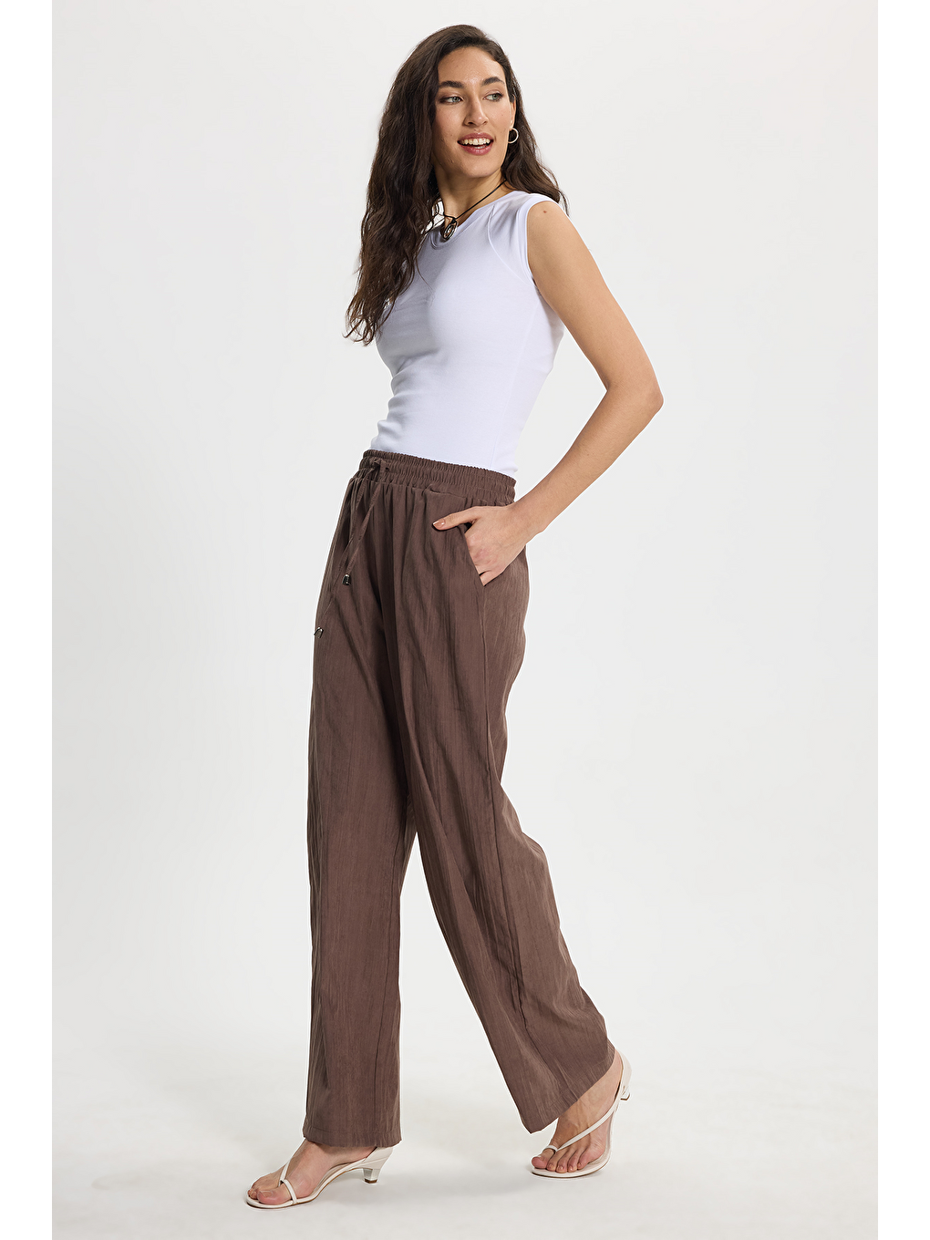 Kadın Relax Fit Rahat Kesim Beli Bağcıklı Lastikli Yumuşak Dokulu Çift Cepli Kahverengi Pantolon-4