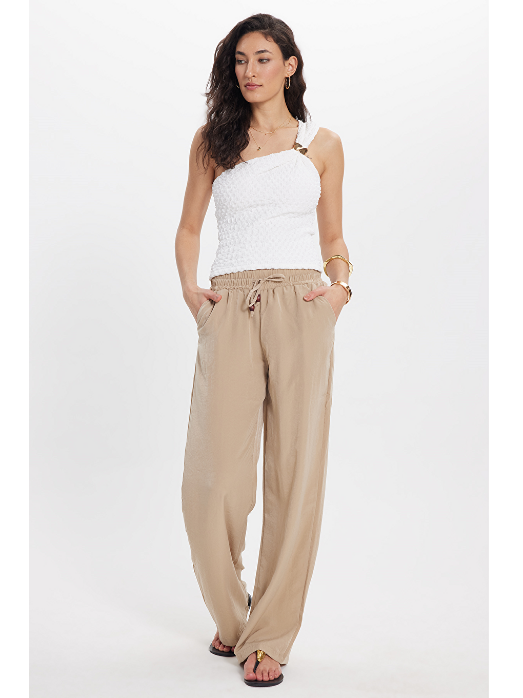 Kadın Relax Fit Rahat Kesim Beli Bağcıklı Lastikli Düğme Detaylı Çift Cepli Bej Pantolon-3
