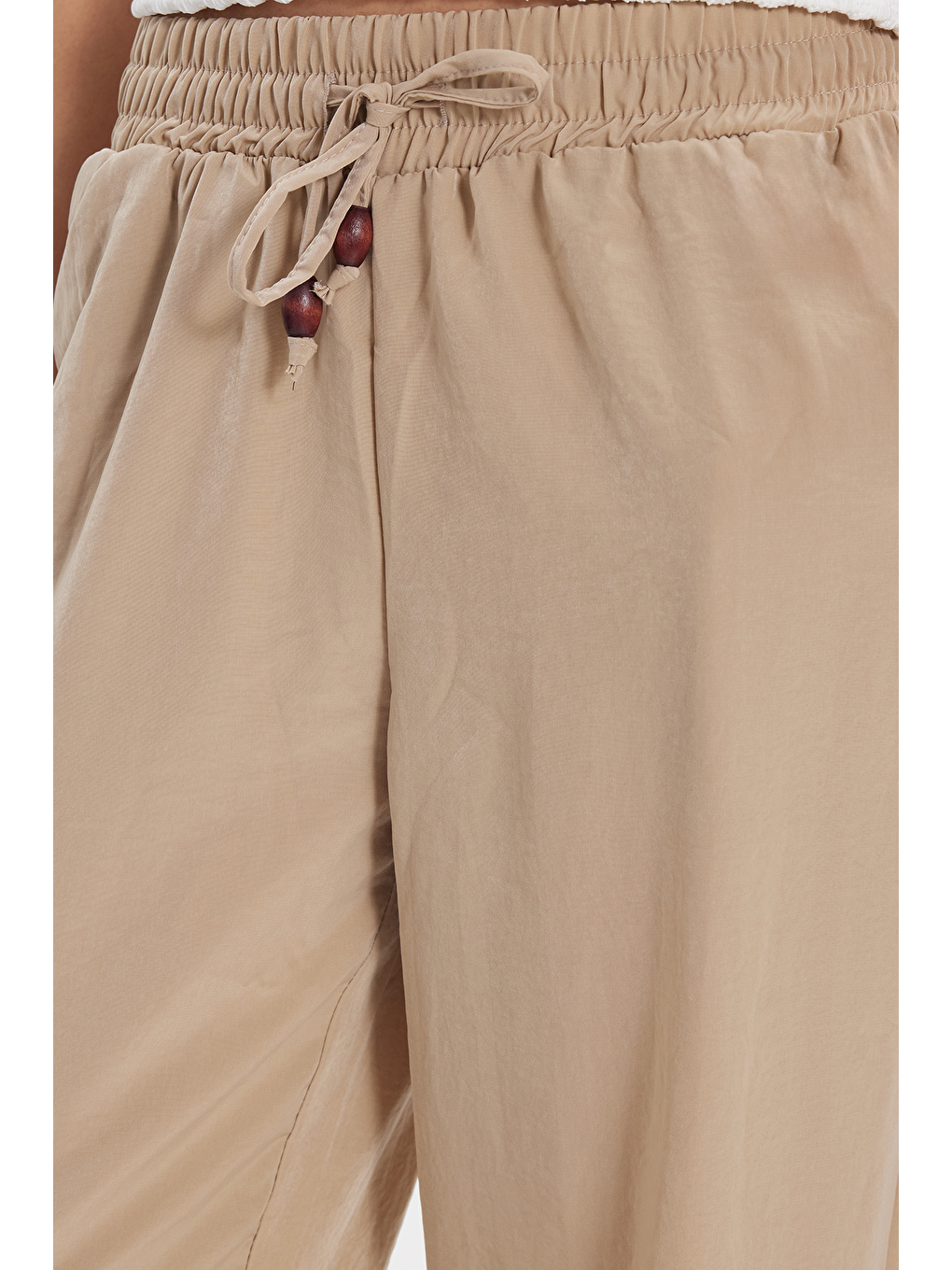 Kadın Relax Fit Rahat Kesim Beli Bağcıklı Lastikli Düğme Detaylı Çift Cepli Bej Pantolon-4