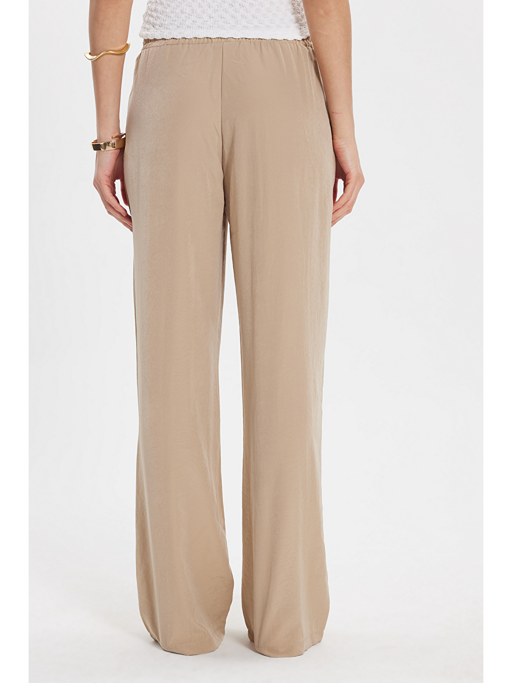 Kadın Relax Fit Rahat Kesim Beli Bağcıklı Lastikli Düğme Detaylı Çift Cepli Bej Pantolon-5