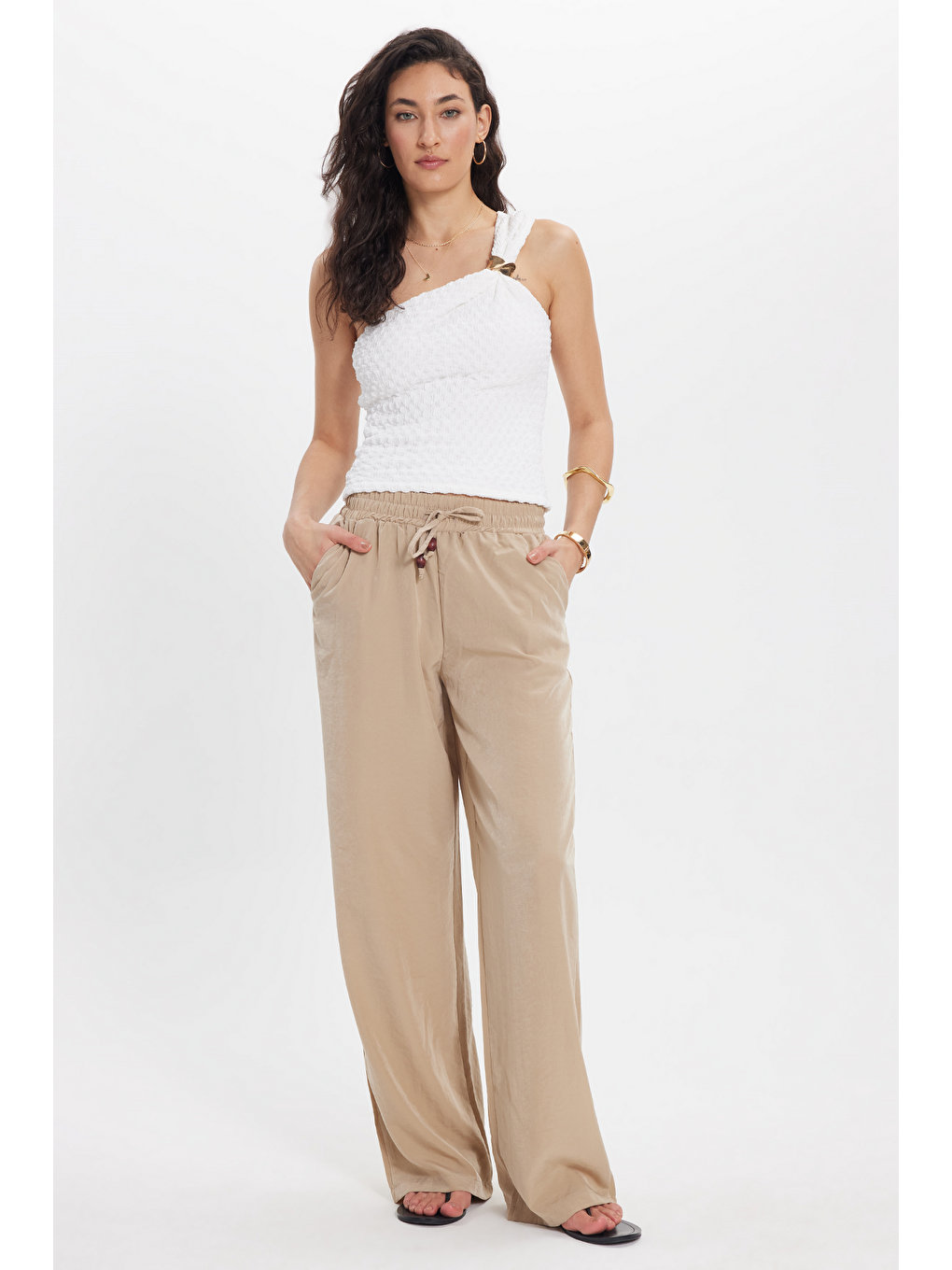 Kadın Relax Fit Rahat Kesim Beli Bağcıklı Lastikli Düğme Detaylı Çift Cepli Bej Pantolon-6