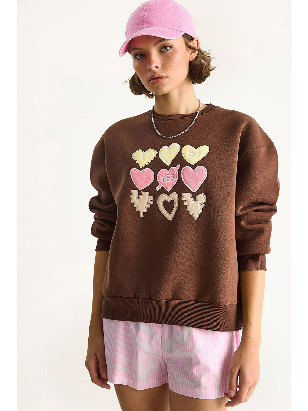 Kahverengi Kadın Bisiklet Yaka Kalp Nakışlı Şardonlu Üç İplik Sweatshirt