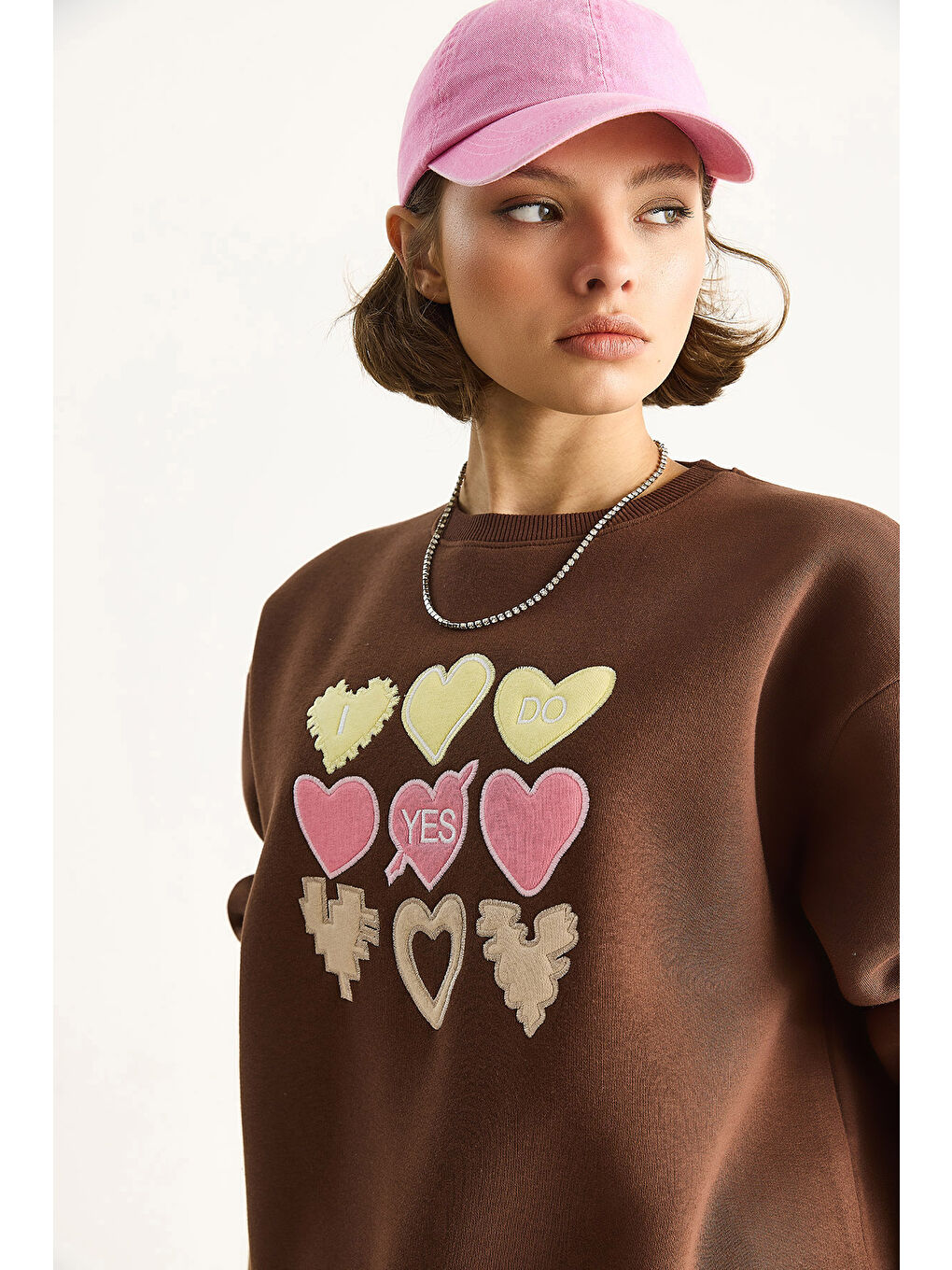 Kahverengi Kadın Bisiklet Yaka Kalp Nakışlı Şardonlu Üç İplik Sweatshirt-1