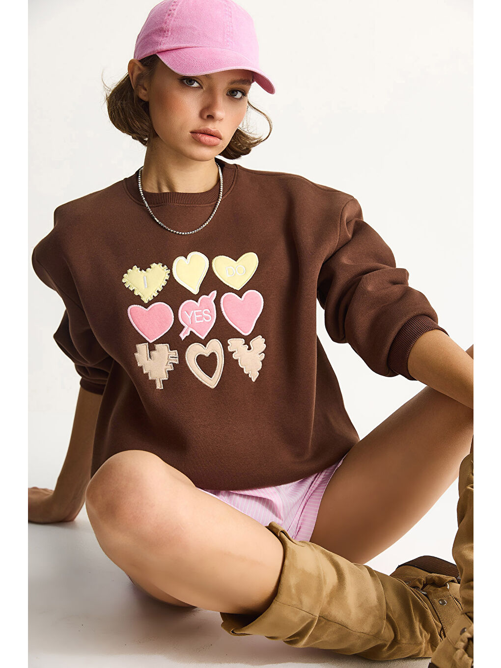 Kahverengi Kadın Bisiklet Yaka Kalp Nakışlı Şardonlu Üç İplik Sweatshirt-2