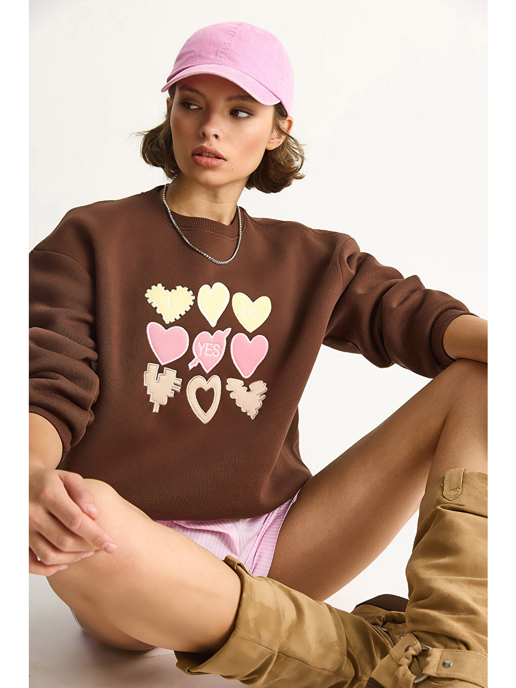 Kahverengi Kadın Bisiklet Yaka Kalp Nakışlı Şardonlu Üç İplik Sweatshirt-3