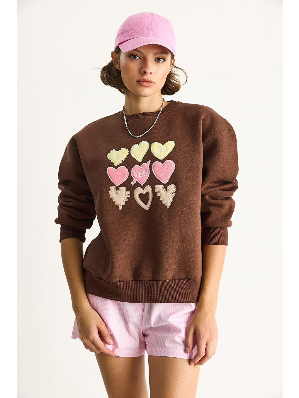 Kahverengi Kadın Bisiklet Yaka Kalp Nakışlı Şardonlu Üç İplik Sweatshirt-4