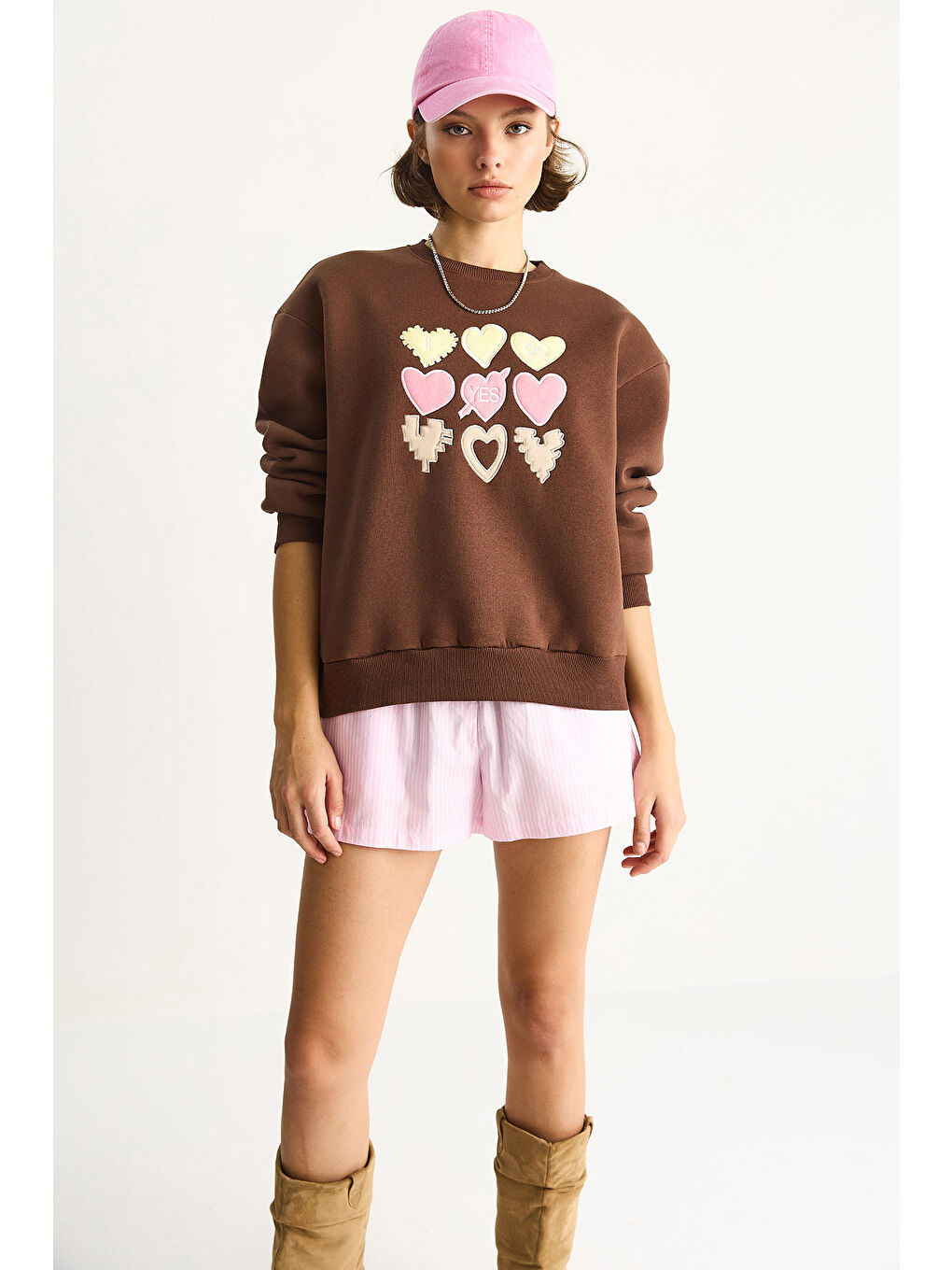 Kahverengi Kadın Bisiklet Yaka Kalp Nakışlı Şardonlu Üç İplik Sweatshirt-6