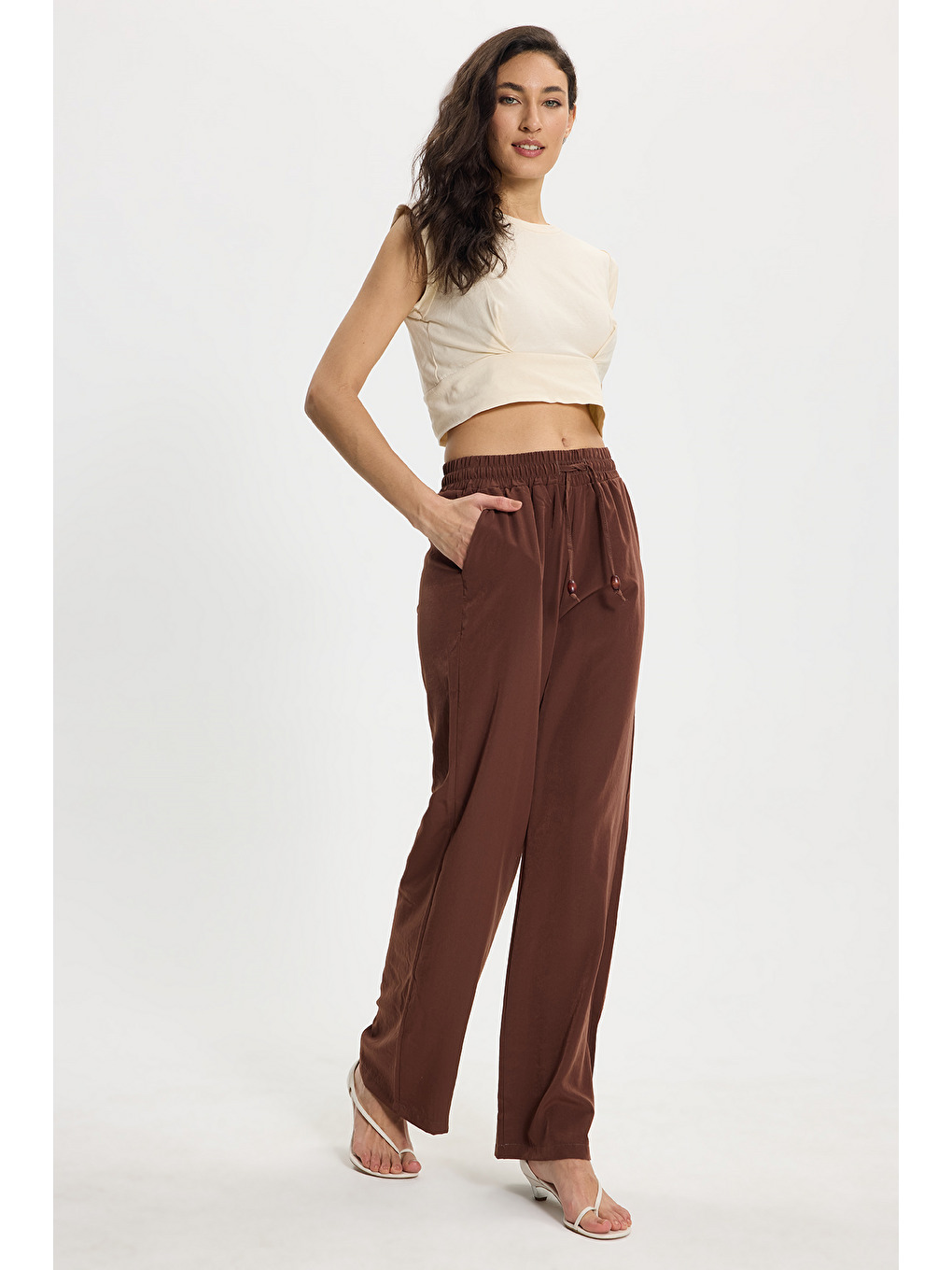 Kadın Relax Fit Rahat Kesim Beli Bağcıklı Lastikli Düğme Detaylı Çift Cepli Kahverengi Pantolon-1