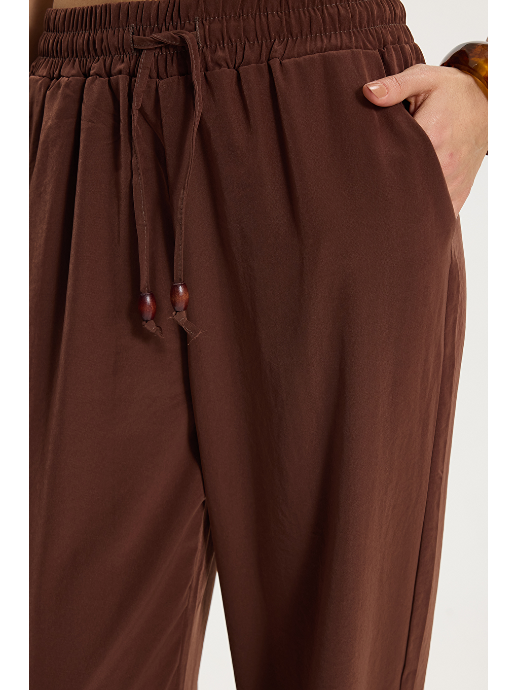 Kadın Relax Fit Rahat Kesim Beli Bağcıklı Lastikli Düğme Detaylı Çift Cepli Kahverengi Pantolon-2