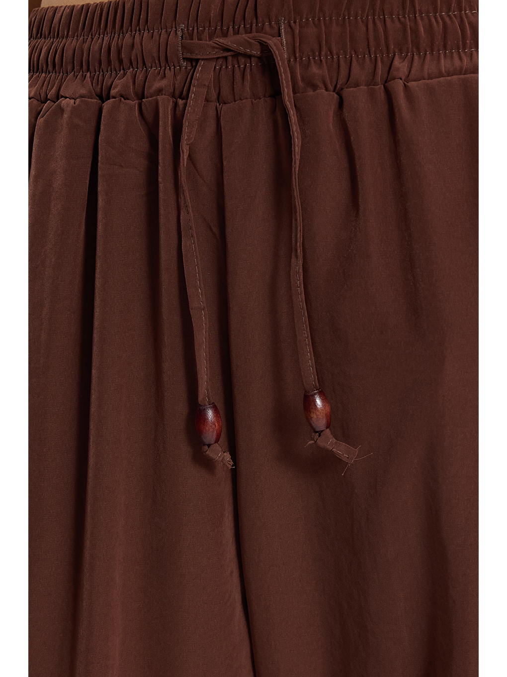 Kadın Relax Fit Rahat Kesim Beli Bağcıklı Lastikli Düğme Detaylı Çift Cepli Kahverengi Pantolon-4