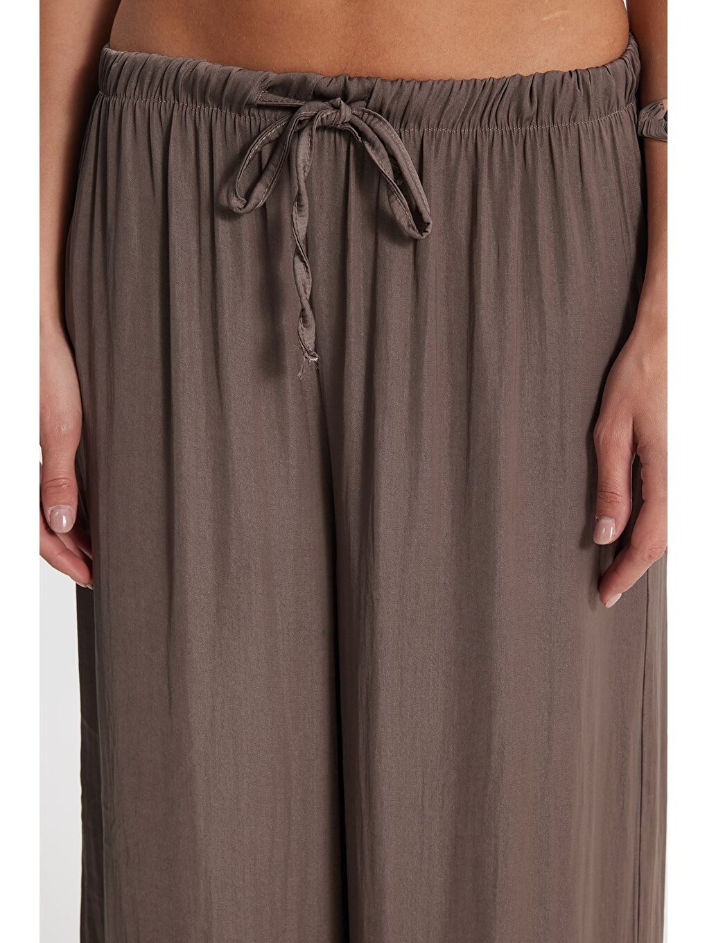 Kadın Relax Fit Rahat Kesim Beli Bağcıklı Lastikli Bol Paça Açık Kahverengi Pantolon-3