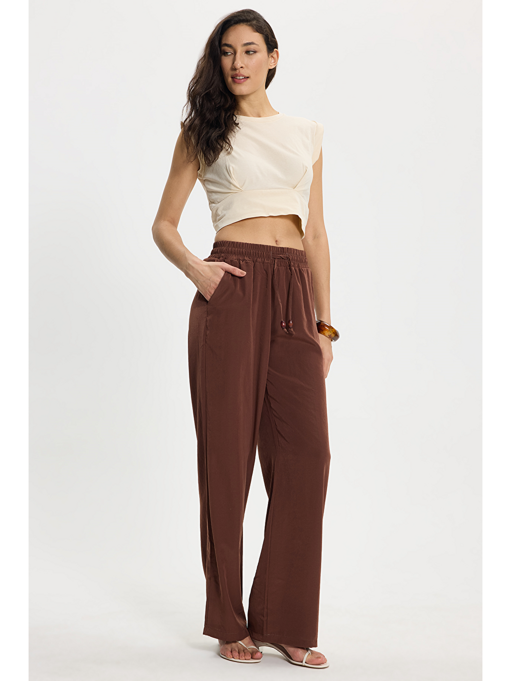 Kadın Relax Fit Rahat Kesim Beli Bağcıklı Lastikli Düğme Detaylı Çift Cepli Kahverengi Pantolon-6