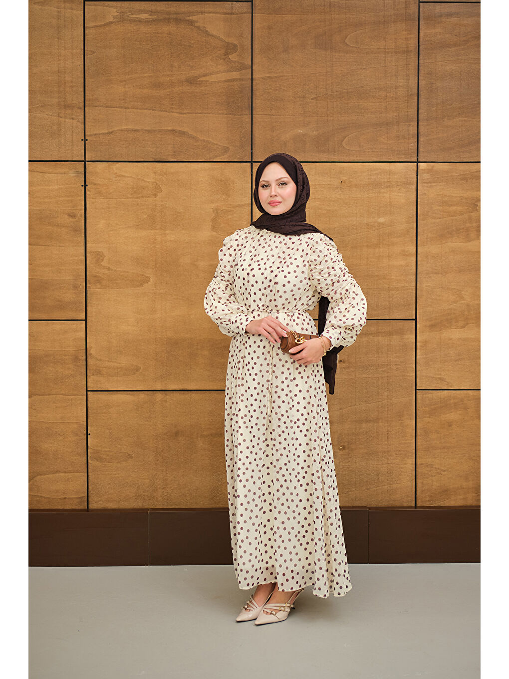 Ekru Kadın Kolları Büzgülü Bel Bağlamalı Puantiyeli Elbise Krem-3