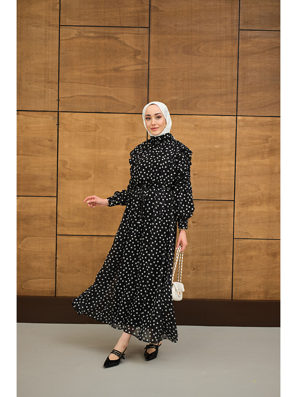 Kadın Kolları Büzgülü Bel Bağlamalı Puantiyeli Elbise Siyah-1