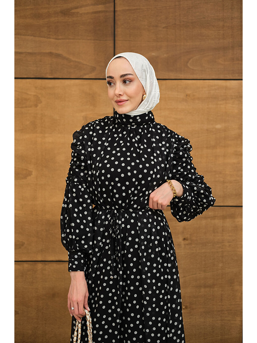 Kadın Kolları Büzgülü Bel Bağlamalı Puantiyeli Elbise Siyah-2