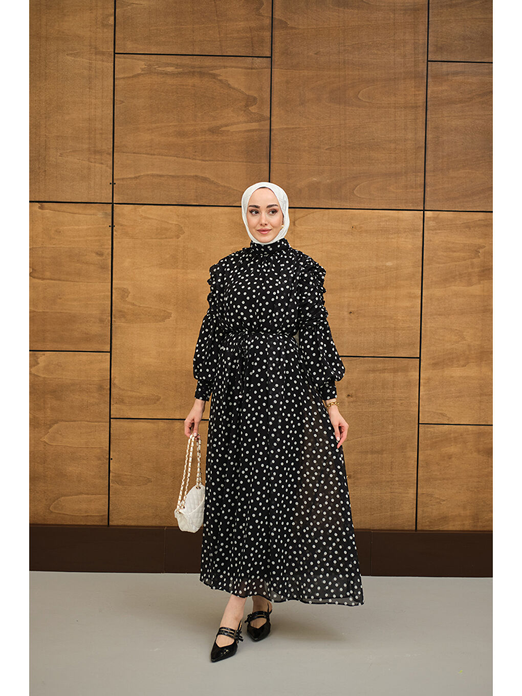 Kadın Kolları Büzgülü Bel Bağlamalı Puantiyeli Elbise Siyah-4